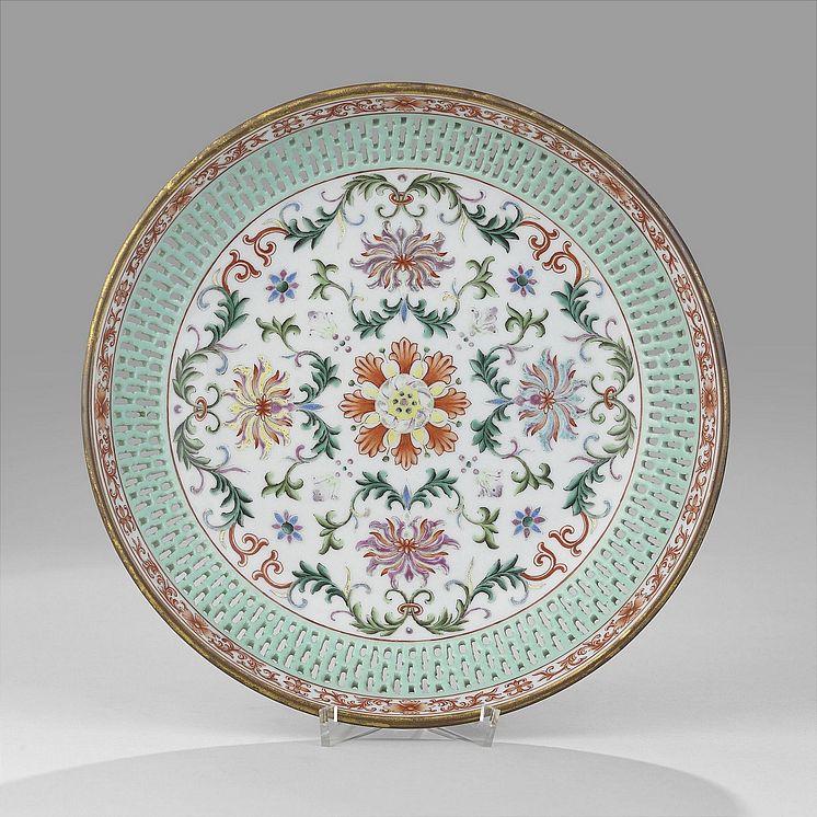 1102. A Famille Rose Reticulated Dish Utrop: 200 000-400 000 SEK