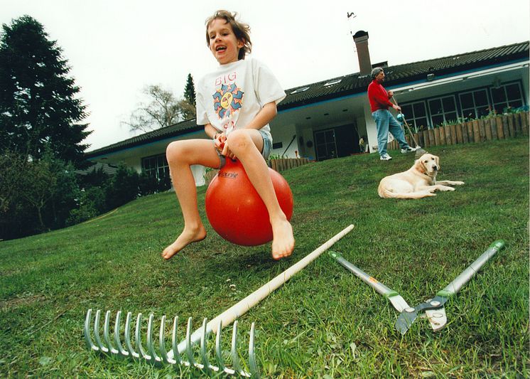 Mädchen auf Hopsball