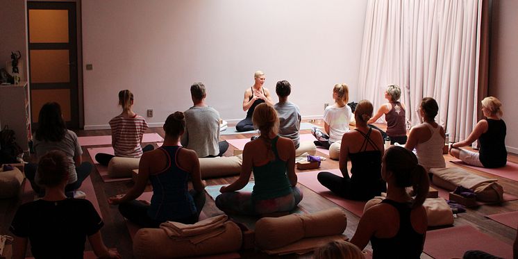 Flera av Team Yogobes lärare finns på plats under Yogamarathon den 15 oktober.