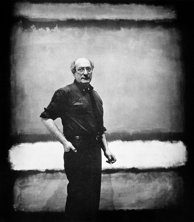 Mark Rothko foran en av sine verk på lerret, 1961_Foto: PVDE  Bridgeman Images