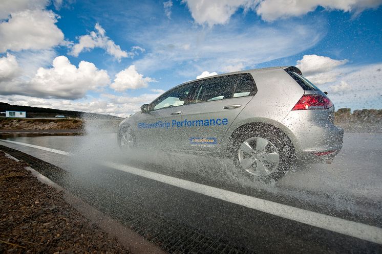 GY EfficientGrip Performance_curved aquaplaning 