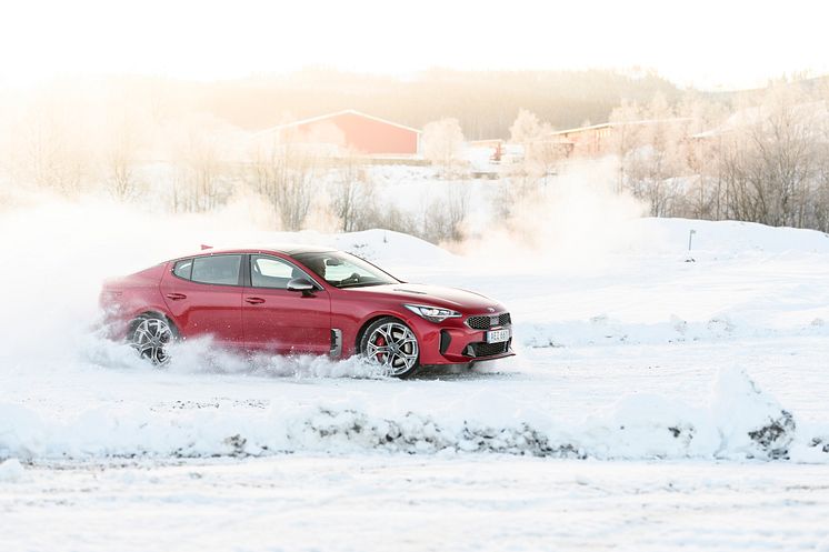 kia_stinger_awd_2_hi