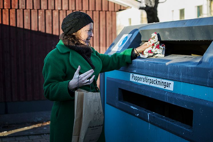 Julens förpackningar sorterar du och lämnar på en återvinningsstation eller i ditt soprum om du har bostadsnära insamling.