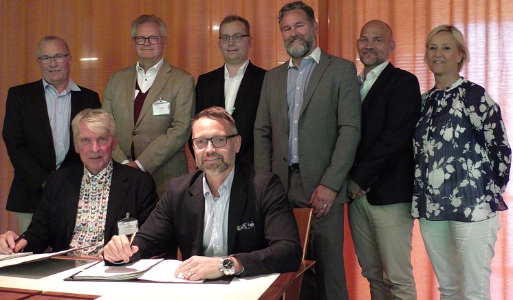 Signing contract with Real Rail in Stockholm