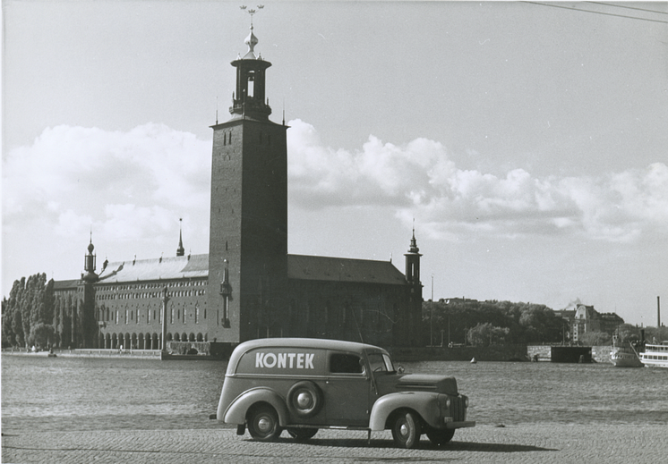 Kontekbil utanför statshuset