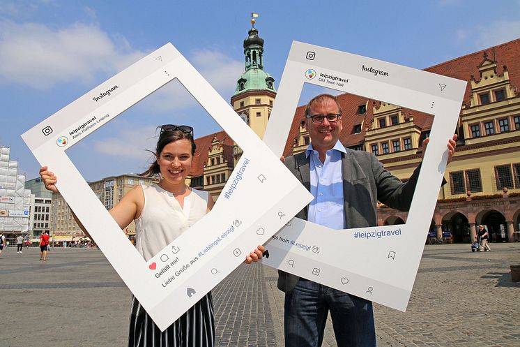 Eingerahmt: Studentin Sophie Richter und Dr. Anselm Hartinger, Direktor des Stadtgeschichtlichen Museums Leipzig, testen die neuen Instagram-Rahmen vor dem Alten Rathaus in Leipzig