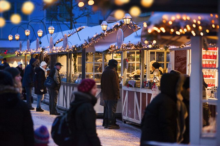Sveriges största julmarknad med sina korsvirkesbodar