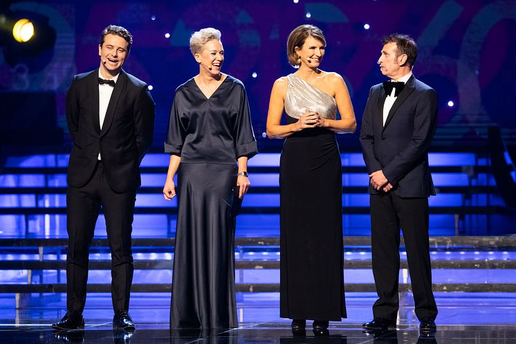 Hans Olsson, Kajsa Bergqvist, Catrin Nilsmark och Roberto Vacchi delar ut pris för Årets Prestation