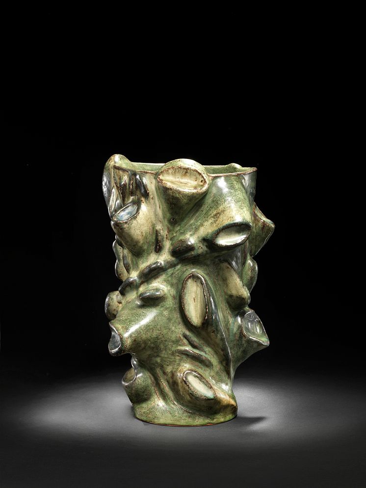 Axel Salto- Sjældent udbudt vase af stentøj modelleret med stiliserede frugter og blade i relief. H. 36,5. Diam. maks. 27.