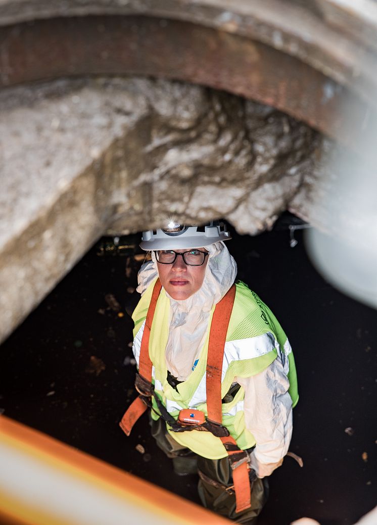 2019 Imagine H2O Urban Water Challenge finalist, Erin Rothman of StormSensor, installing sensors in Jersey City to track stormwater conditions in real timeng s