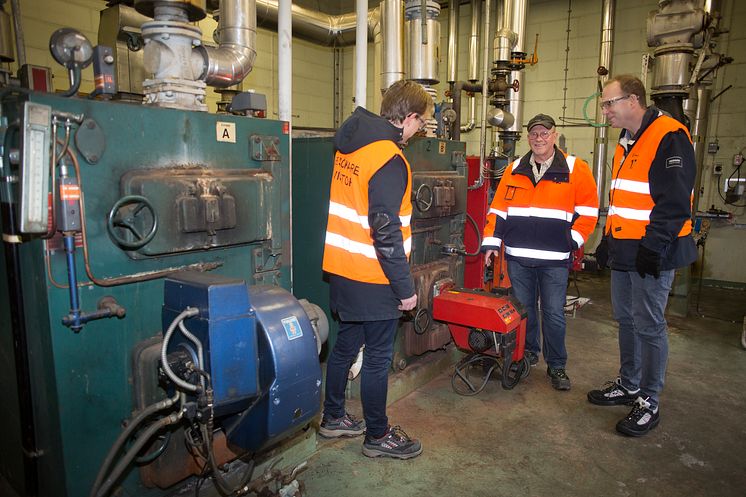 Lars-Göran Rohlén, Orica, Anders Tålsgård och Johan Lagerqvist, Pemco Energi, på besök i en av åtta panncentraler som ska ersättas
