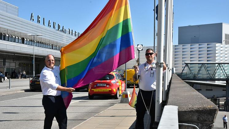 Pride-flaggan hissas på Arlanda. Foto Swedavia