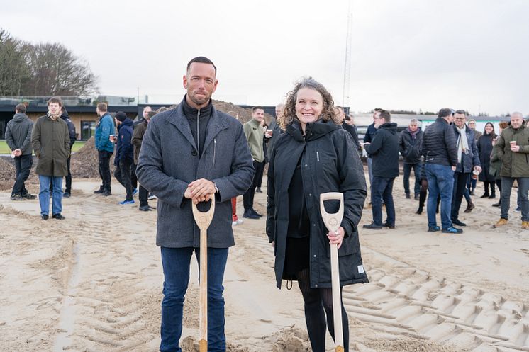 Første spadestik tages af CEO for HimmerLand Mette Ravn og Tom Jakobsen som er totalentrprenør på HimmerLand Multihal (4)