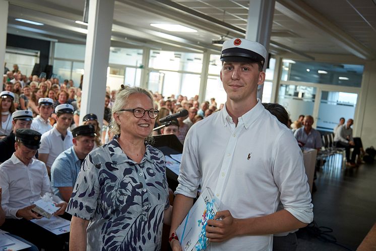 Andreas Andreasen blev årets klasserepræsentant for 3.c og fik overrakt boggaven af lektor Lisbeth Greve. 