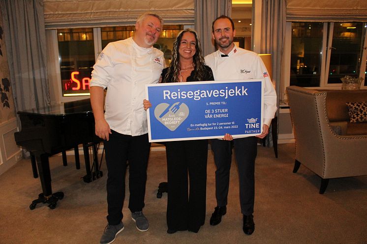 1.plass Årets matglede bedrift_fra venstre.Matfaglig ansvarlig TINE Partner, Pål Jetmundsen, kjøkkensjef Vår Energi, Monika Bondhus og juryformann og Bocuse d’Or vinner, Ørjan Johannessen.JPG