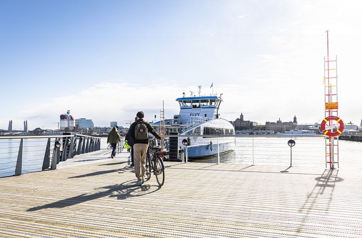 Nybyggda färjeläget och eldrivna älvskytteln Elvy vid nya hållplatsen Lundbystrand.Fotograf Eddie Löthman för Västtrafikjpg.jpg