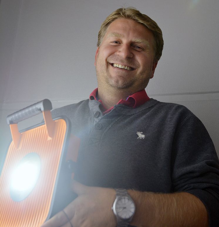 Produktsjef Espen Hanæs og Grunda lanserer nye kraftige arbeidslamper med bluetooth-tilkobling og USB-uttak.