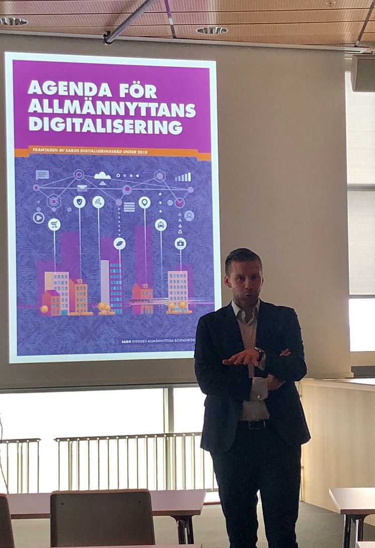 Johan Braw presenterar SABOs digitaliseringsinitiativ på DELA-event