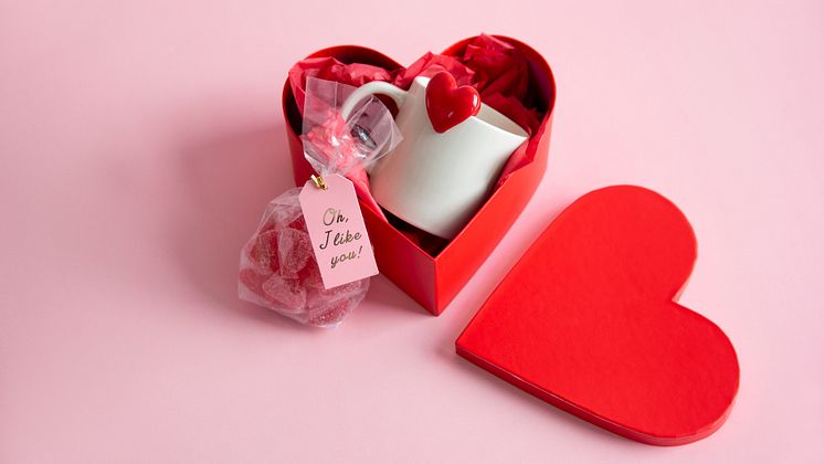 Alla-hjaÌrtans-24-Presentbox-Heart-mugg-Heart-godis kopiera-2