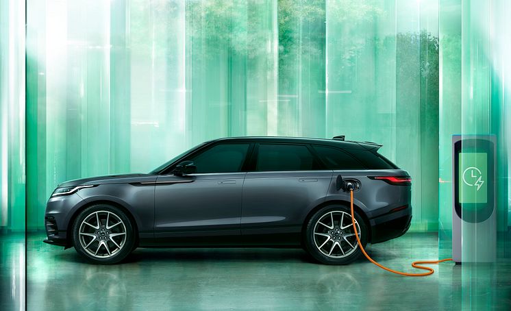 RR_Velar_24MY_Exterior_13_Side_PHEV_010223