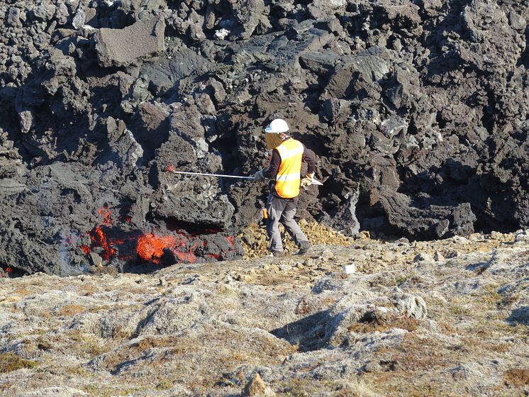 Lava sampling at Fagradalsfjall