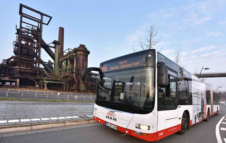 Ein Bus der Linie 445 im Bereich Phoenix West in Dortmund (002).jpg