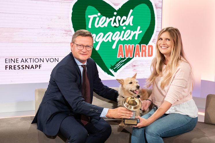 Fressnapf TEA 2020 Tierischer Held James mit Felicitas Bedynek und Pokal