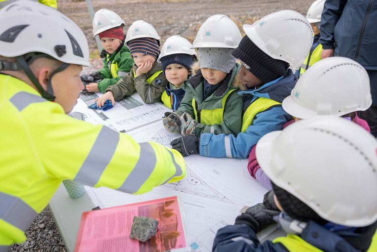 Förskolebarnen fick se ritningar av förskolan som ska byggas.