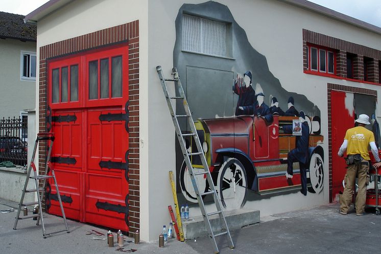  Kunst am Trafo: Historisches Löschfahrzeug am Feuerwehrhaus in Neuötting