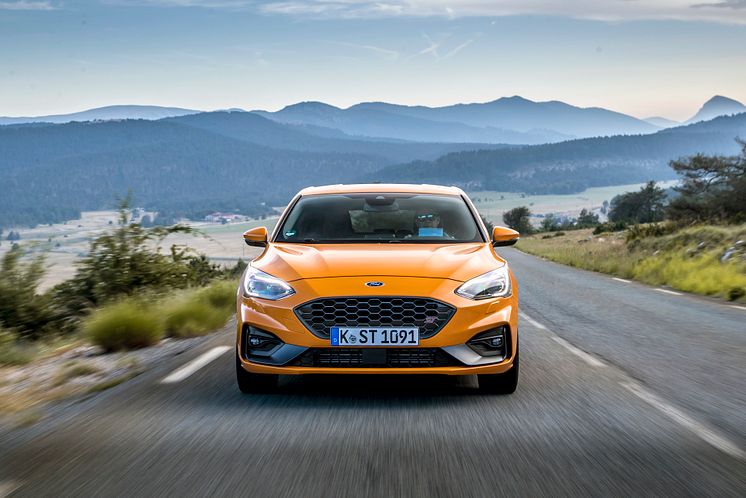 FORD_2019_FOCUS_ST_Orange_Fury_12