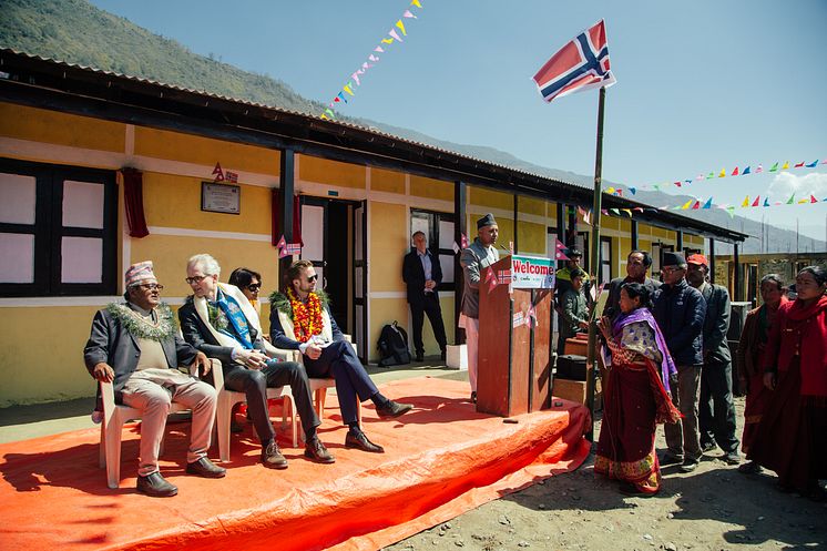 Eksteriør - Utviklingsminister Nikolai Astrup åpnet Shree Devitar Basic School i Dolakha i Nepal