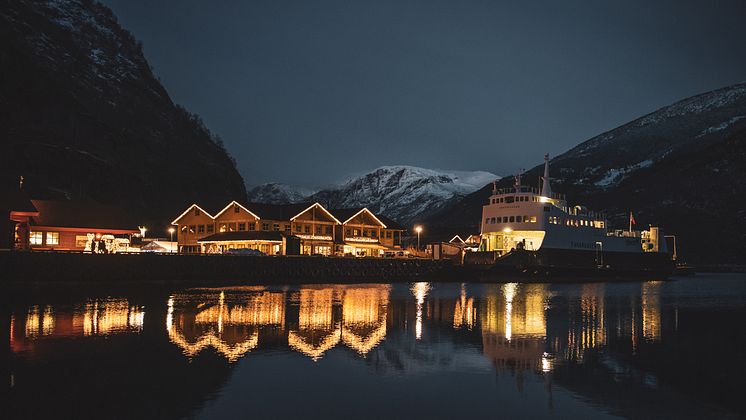 Heile Flåm er dekorert med vinterbelysning og lysinstallasjonar