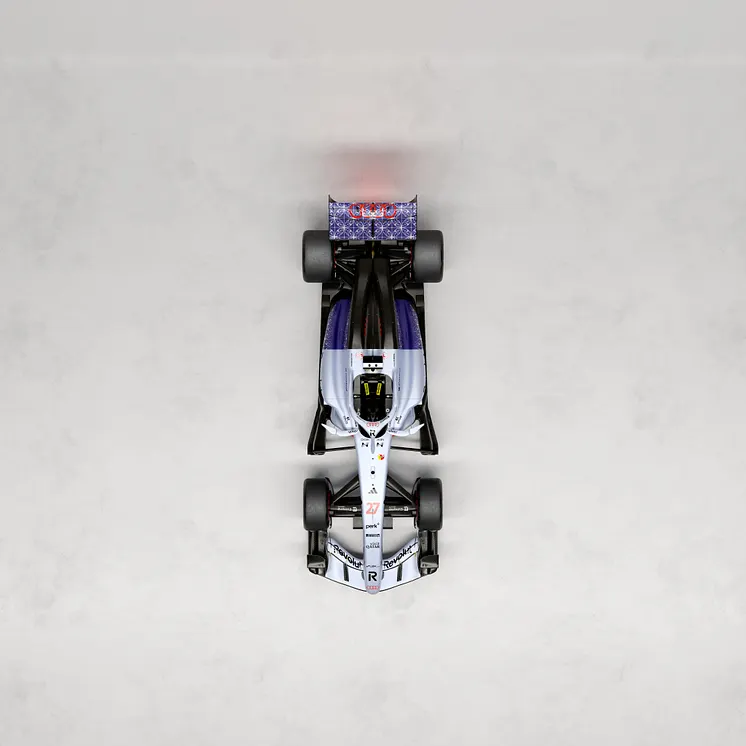 Ifm. Audis første Formel 1-natteløb får både Audi RS 5 og Audi R26 en særlig bemaling inspireret af Singapore by night.