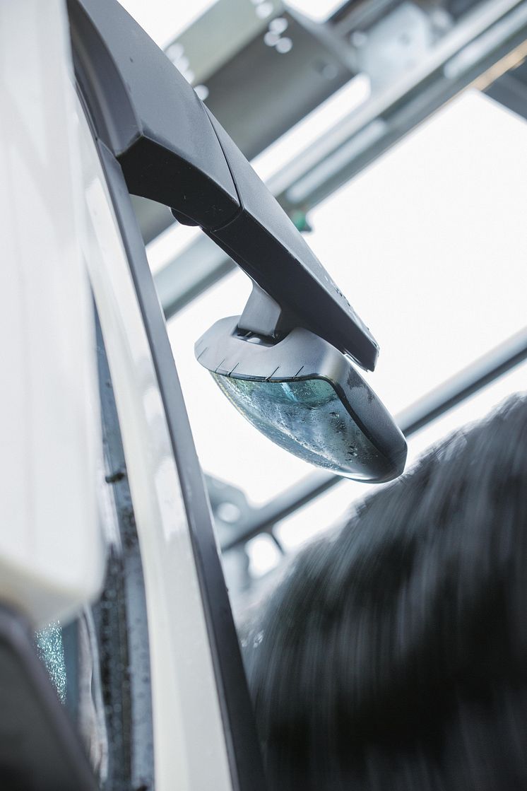 Med extra spegelprogram blir det enkelt att rengöra runt både döda vinkel-speglar fram på lastbilar och vidvinkelspeglar på bussar.