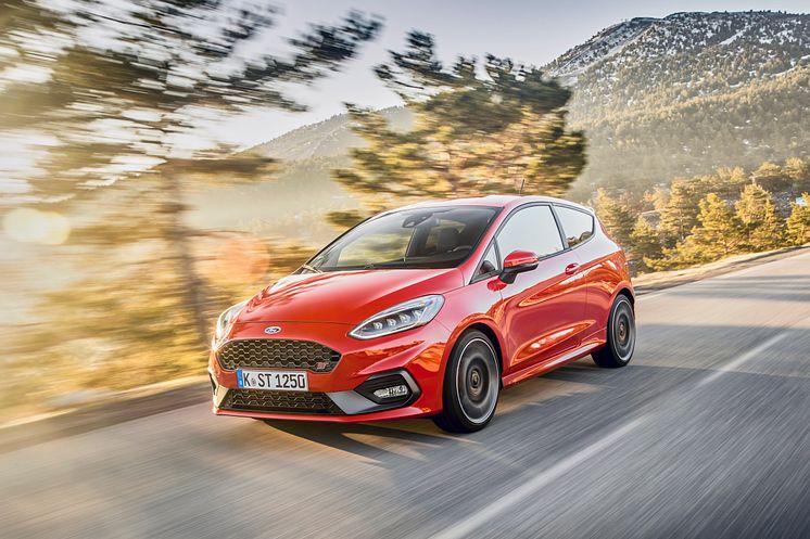 2018FordFiestaST_RaceRed_04