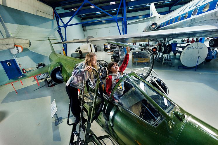 Piger på vej op i Starfighter. Danmarks Tekniske Museum. Fotograf Miklos Szabo