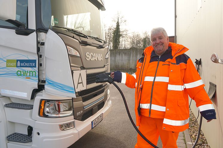 Dieter Möllenkamp fährt für AWM Münster seit September 2022 den Elektrokipper von Scania und genießt die geräuschreduzierte Fahrweise seines neuen Arbeitsgeräts.