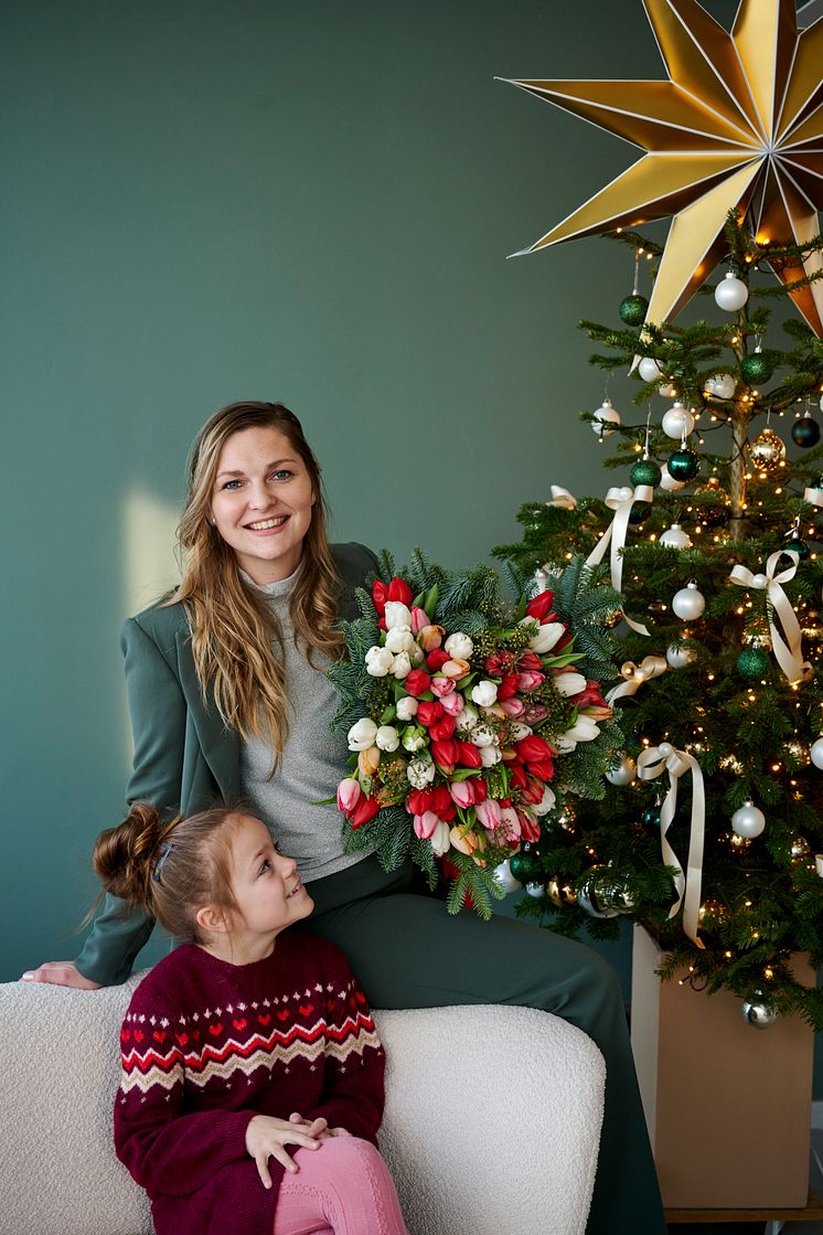 Svenska tulpaner jul med modell och gran