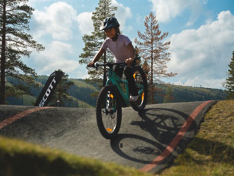 Barn cykling pumptrack Sälen.jpg