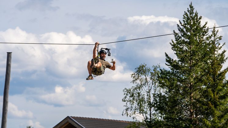 Voksne står på sidelinja