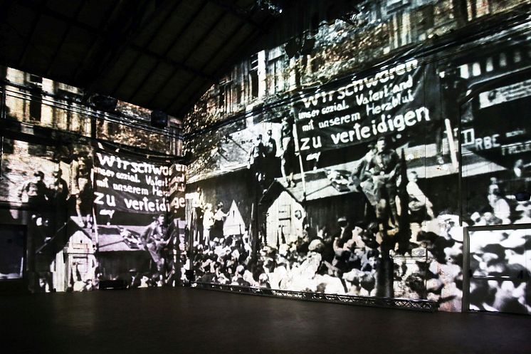 Kunstkraftwerk Leipzig - Blick in die Ausstellung "Boomtown"