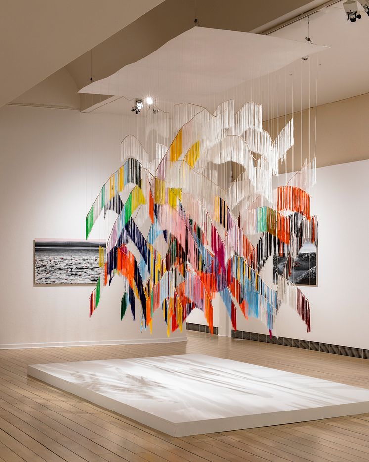 Installationsvy: Outi Pieski, Min eana, min ivnniiguin/Vårt land, våra löpande färger, 2015