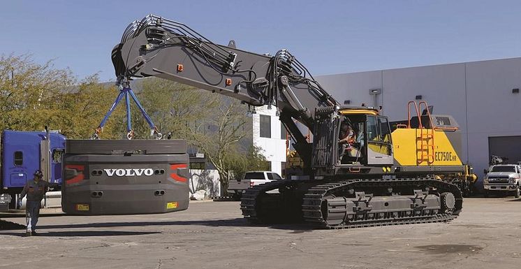 Volvo EC750E High Reach lossar en motvikt