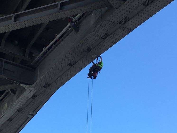 Ljussättning av Västerbron i Stockholm av Klätterservice AB