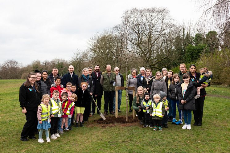 tree planting group.jpg