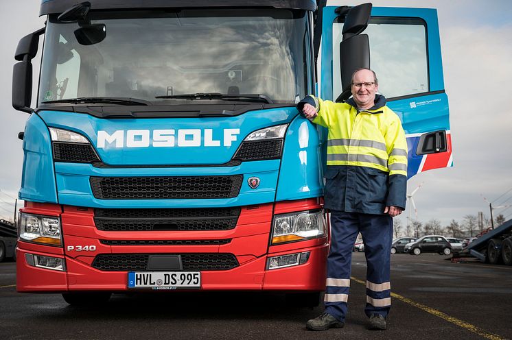 Lkw-Fahrer Maik Stöwer mit seinem Scania Dienstfahrzeug