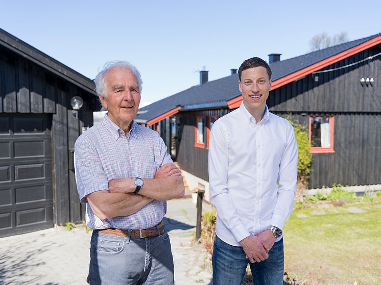 Helge Stalsberg og Odin Foldvik Eikeland står sammen foran Helges hus.jpg
