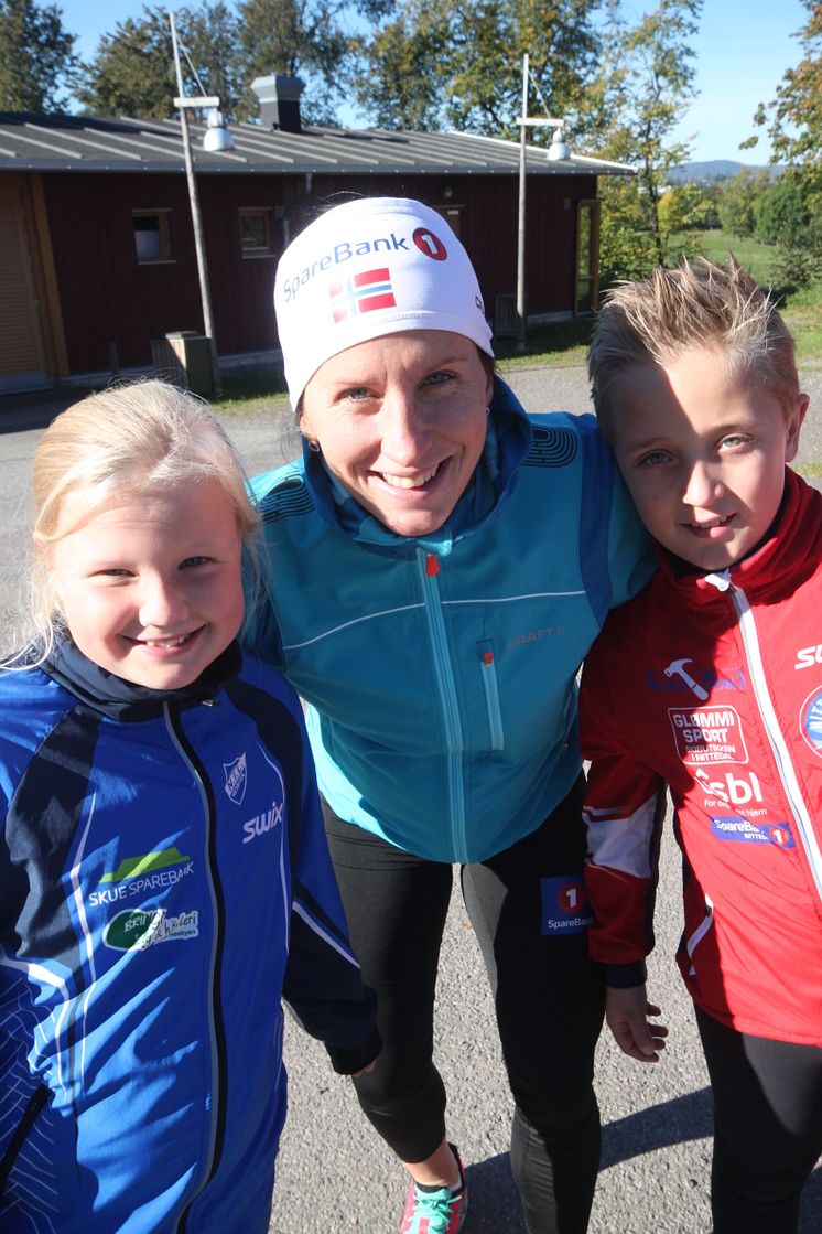 Marit Bjørgen med Mari (10) og Magnus (10) under TINEs aktivitetsdag på Bygdøy