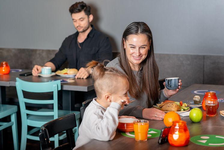 Familie spiser frokost hos a&o i Sydhavnen