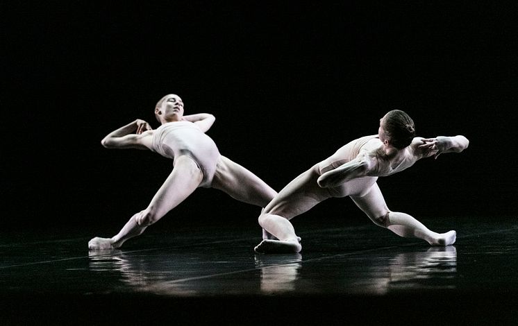 Autodance by Sharon Eyal. Pictured: Emeilie Leriche och Janine Koertge.